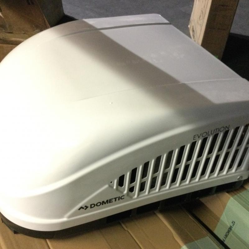 Dometic Brisk II Rooftop Air Conditioner, 15,000 BTU - Polar White (B59516 .XX1C0)