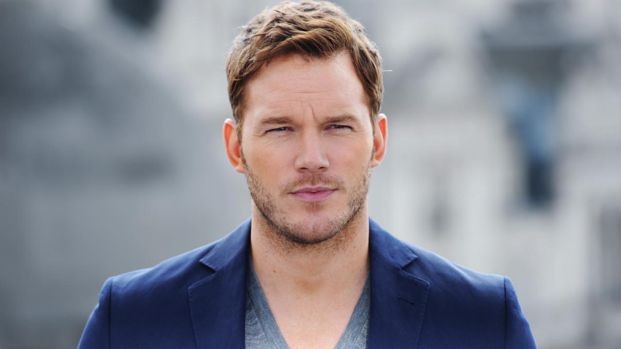 The Way Chris Pratt Uses a Beautyblender Is So Funny It Hurts | Glamour