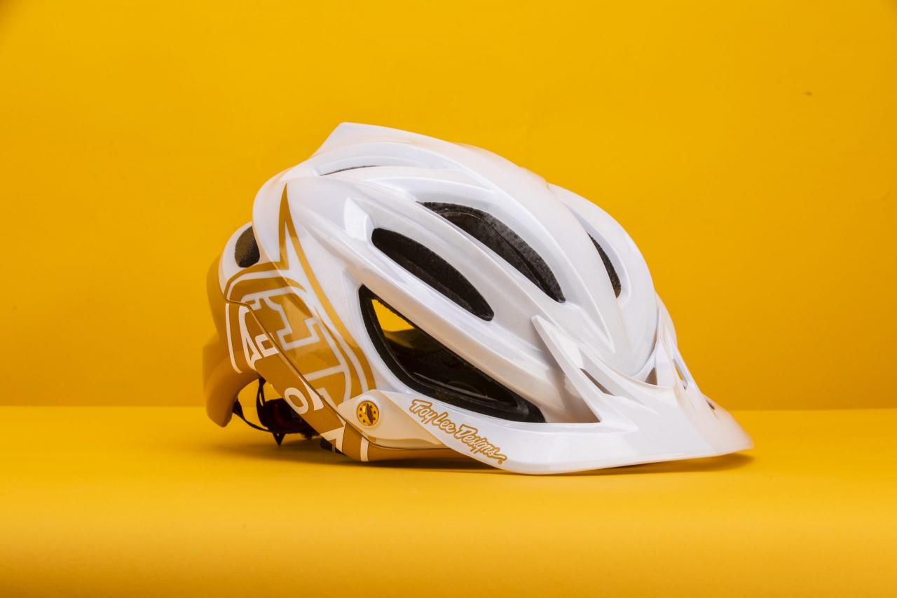 Troy Lee Designs A2 MIPS Decoy helmet review - MBR